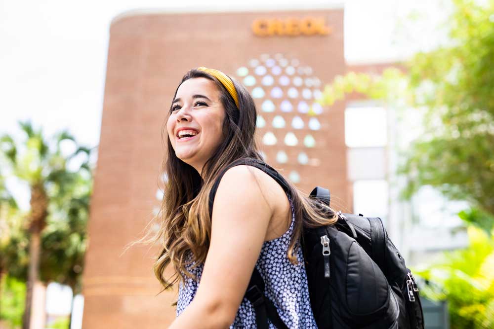 Estudiante femenina de la UCF sonriendo afuera